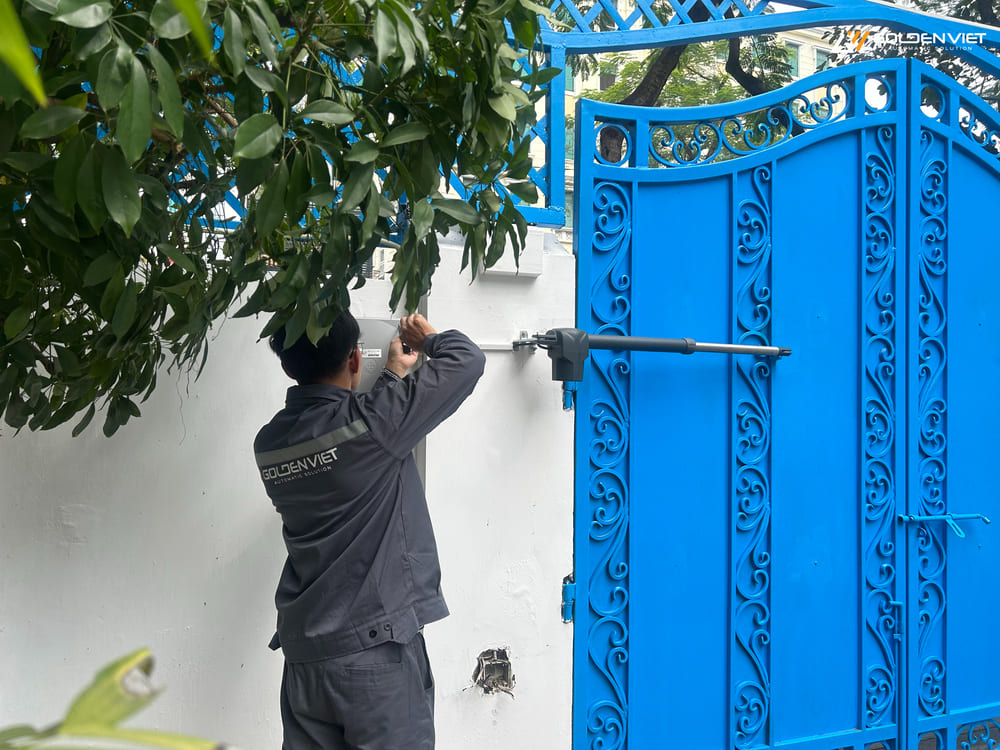 Kỹ thuật viên lắp đặt cổng tay đòn Proteco #1